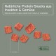 Natürliche Protein-Snacks aus Insekten und Gemüse, mit kleinen, rötlich-braunen Würfeln auf einem grauen Hintergrund.