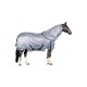 Ein Pferd, das eine hellgraue wasserdichte Decke mit Kapuze trägt, gesichert mit dunkelblauen Riemen, steht vor einem weißen Hintergrund.