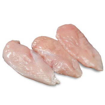 Drei rohe Hähnchenbrustfilets, die auf einem weißen Hintergrund präsentiert werden, mit ihrer glatten, blassrosa Oberfläche.