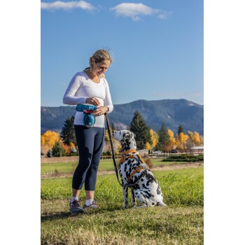 Rote Leckerli-Tasche für Haustiere mit blauem Innenraum, die Hundeleckerlis enthält, mit einem Karabinerhaken und einem Kordelzugverschluss für Frische.