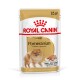 Royal Canin Adult Pomeranian Hundefutterbeutel, 85g, mit einer Illustration eines Pomeranians, mit Text, der die Unterstützung von Knochen und Gelenken hervorhebt.