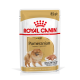 Royal Canin Adult Pomeranian Hundefutterbeutel, 85g, mit einer Illustration eines Pomeranians, mit Text, der die Unterstützung von Knochen und Gelenken hervorhebt.