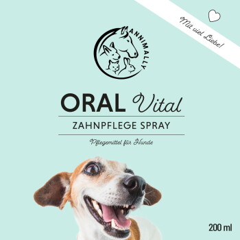 Ein Hund lächelt neben einem Produktetikett für "ORAL Vital Zahnpflege Spray", ein Zahnpflegespray für Hunde, 200 ml.
