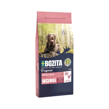 Ein 12-kg-Sack Bozita Hundefutter mit der Aufschrift "Adult Light", der einen braunen Hund auf einem Baumstamm in einer natürlichen Umgebung zeigt, mit einem weizenfreien Anspruch.