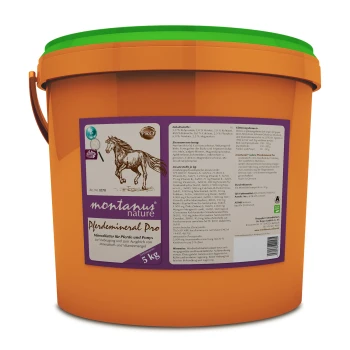Oranger Eimer mit der Aufschrift "montanus nature Pferdemineral Pro" für Pferde, der 5 kg Mineralfutter mit Nährwertinformationen an der Seite enthält.