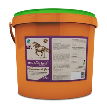 Oranger Eimer mit der Aufschrift "montanus nature Pferdemineral Pro" für Pferde, der 5 kg Mineralfutter mit Nährwertinformationen an der Seite enthält.