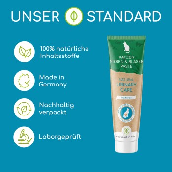 Tube mit Katzen-Harnwegspaste und Aufschrift 'Katzen Nieren & Blasen' und 'Natural Urinary Care' vor türkisfarbenem Hintergrund mit Symbolen.