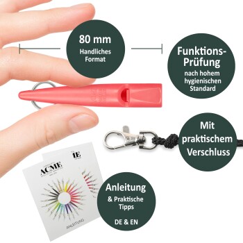 Hand hält eine rote 80 mm ACME Pfeife mit Schlüsselring, Schlüsselbandclip und zweisprachigem Anleitungblatt in Deutsch und Englisch.