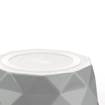 Weißer geometrischer Haustierfutterbehälter mit einem glatten Deckel, der ein modernes Design zeigt.