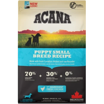 ACANA Puppy Small Breed Hundefuttertüte mit zwei Hunden auf einem Feld, die 70% tierische Zutaten und 0% künstliche Zusatzstoffe zeigt.