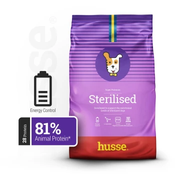 Lila Beutel von Husse Super Premium Hundefutter mit der Aufschrift 'Sterilisiert', mit einem Hundesymbol, mit 28 % Protein und 81 % tierischem Protein.
