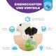 Ein Hund spielt mit einem grünen und blauen Leckerli-Ball auf einem Holzboden, der die einfache Reinigung und Sicherheitsmerkmale hervorhebt.