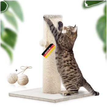 Getigerte Katze kratzt an einem beigen Sisal-Kratzbaum mit einem "Made in Germany"-Etikett und zwei Sisalbällen auf weißer Basis.