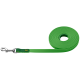 Eine leuchtend grüne Hundeleine, ordentlich aufgerollt, mit einem Metallclip an einem Ende und einem strukturierten Griff mit einem Logo.