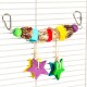 Buntes Holzspielzeug für Vögel mit sternförmigen Teilen, die von einer natürlichen Holzbasis hängen, befestigt an einem Käfig mit Metallclips.