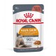 Royal Canin Hair & Skin Katzenfutterbeutel, 85g, mit einem Bild einer flauschigen Katze, mit Text, der die Unterstützung für gesunde Haut und glänzendes Fell hervorhebt.