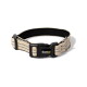 Beiges gewebtes Hundehalsband mit schwarzer Kunststoffschnalle, Metall-D-Ring und lionto-Logoetikett.