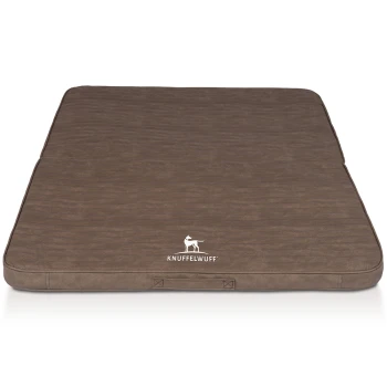 Faltbare Reisematte Orthopädisch Roanoke aus Laser gestepptem Kunstleder braun M-L Braunes Haustierbett mit einer strukturierten Oberfläche und dem Logo 'KNUFFELWUFF', das prominent am Boden angezeigt wird.
