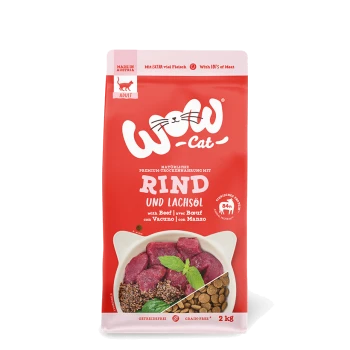 Katze Futterpaket mit der Marke "WOW Cat", mit rotem Hintergrund, zeigt Rindfleisch und Lachsöl, beschriftet mit "84% Fleisch", 2 kg, getreidefrei.