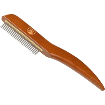 Peigne en bois pour animaux avec des dents métalliques fines et un manche courbé, portant le texte "TAKE CARE" gravé sur le côté.