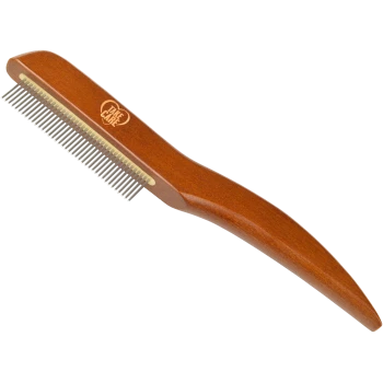 Peigne en bois pour animaux avec des dents métalliques fines et un manche courbé, portant le texte "TAKE CARE" gravé sur le côté.