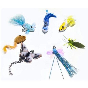 Bunte Haustierspielzeuge: blauer Fisch, gelber Vogel, braune Maus, Schmetterling, Libelle und grünes Insekt auf weißem Hintergrund.