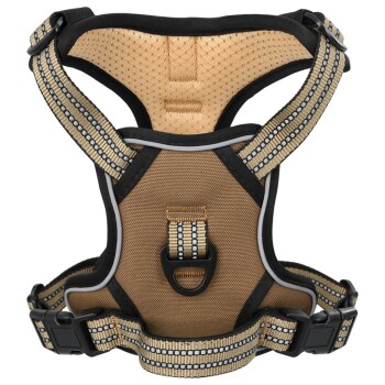 Ein tan- und schwarzes Haustiergeschirr mit einem atmungsaktiven Mesh-Design, das verstellbare Riemen und eine robuste Schnalle für eine sichere Passform bietet.