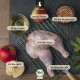 Rohes Bio-Huhn auf Rost mit Birne, Apfel, Buchweizen und Öl; deutsche Beschriftungen 'Für Hunde', '80% Bio-Huhn' und BIO-Siegel.