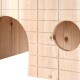 Holzversteck für Haustiere mit zwei Öffnungen, mit einer strukturierten Oberfläche aus kleinen quadratischen Mustern, ideal für kleine Tiere.