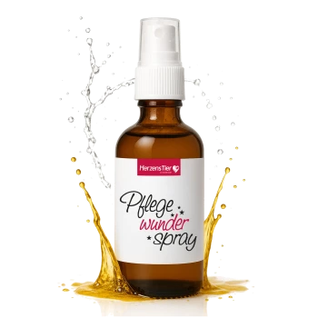 Braune Sprühflasche mit der Aufschrift „HerzensTier Pflege wunder spray“ mit weißem Sprühkopf und Hintergrund mit Flüssigkeitsspritzern.