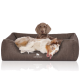 Ein bequemes braunes Hundebett mit einem verspielten Australian Shepherd, der darin entspannt, mit dem Markennamen "KNUFFELWUFF" deutlich sichtbar.