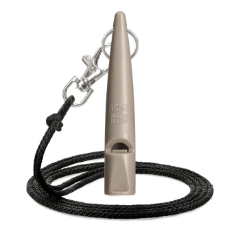 ACME beige Hundepfeife mit schwarzem Lanyard und Metallclip, hergestellt in England, isoliert auf weißem Hintergrund.