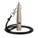 ACME beige Hundepfeife mit schwarzem Lanyard und Metallclip, hergestellt in England, isoliert auf weißem Hintergrund.