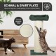 Kratzbaum mit grünen Polstern, eine getigerte Katze kratzt und eine schwarze Katze in der Nähe; Text: 'SCHMAL & SPART PLATZ', robust.