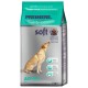 Hondenvoer verpakking gelabeld "Premiere. Ik hou van mijn hond" met een gele labrador die omhoog kijkt. Bevat semi-vochtig voer met eend, 1 kg.