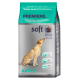 Emballage de nourriture pour chiens étiqueté "Premiere. J'aime mon chien" mettant en vedette un labrador jaune regardant vers le haut. Contient de la nourriture semi-humide avec du canard, 1 kg.