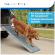 Ein Golden Retriever geht eine Tierrampe hinunter mit "Robustes Design", 181 kg Tragfähigkeit und einem stabilen Aluminiumrahmen.