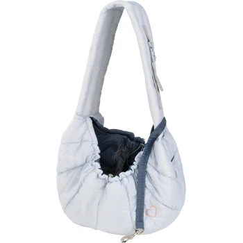 Jasnoniebieska torba transportowa dla zwierząt z miękkim, pikowanym wnętrzem, z ciemnym wnętrzem i haftem w kształcie serca.