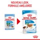 Image de deux sachets de nourriture pour chiots Royal Canin côte à côte, présentant un nouveau look et une formule améliorée. Le texte indique 'NOUVEAU LOOK, FORMULE AMÉLIORÉE.'
