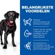 Een zwarte hond met een rode halsband staat naast een blauw paneel met voordelen: gewichtsverlies, omega-3 voor gewrichten en glucosamine voor kraakbeen.