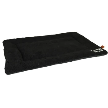 DoggyWool Blanket by schwarz S Schwarzes Haustierbett mit einer weichen, plüschigen Textur, rechteckiger Form und einem kleinen Lederetikett in einer Ecke.