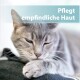 Eine Nahaufnahme einer grauen Katze, die ihren Kopf auf ihren Pfoten ruht, mit dem Text "Pflegt empfindliche Haut", der das Bild überlagert.