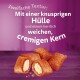 Anzeige für Haustierleckerlis, die knusprige Snacks mit einer cremigen Füllung zeigt, mit dem Text "Zweifache Textur: knusprige Hülle, weicher Kern."
