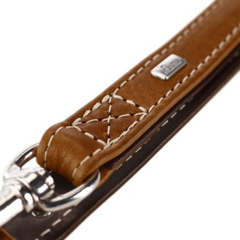 Nahaufnahme einer braunen Lederhaustierleine mit weißen Nähten und einem silbernen Metallclip, mit einem kleinen Markenanhänger.