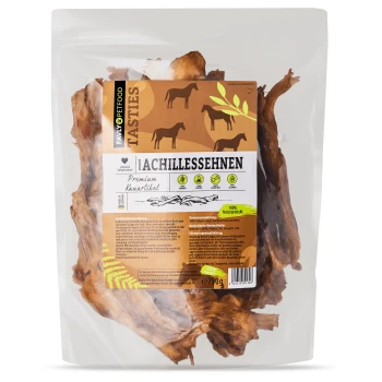 Ein transparenter Beutel mit getrockneten Pferdeachillessehnen, beschriftet 'Premium Kauartikel', mit einem braunen und orangefarbenen Design, 750 g schwer.