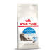 Sac de nourriture pour chats Royal Canin Indoor Long Hair avec une illustration de chat à poils longs, mettant l'accent sur la réduction des boules de poils et des odeurs de selles.
