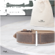 Brauner Leder-Haustierhalsband auf Marmor, neben einer beigen Tasche mit der Aufschrift 'FREUDENTIER' und niederländischem Produktionstext.