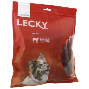 Rote Verpackung von LECKY Hundeleckerlis mit einem glücklichen Hund mit blauen Augen, beschriftet mit "Bull-Kau" und "100% NATURAL."