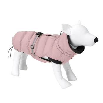 Ein plüschiger, rosa Hundemantel, der auf einem weißen Mannequin-Hund präsentiert wird, mit hohem Kragen und verstellbaren Riemen.