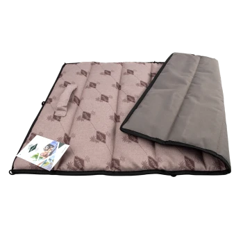 Haustiermatte aus weichem rosa Stoff mit geometrischem Muster, teilweise gefaltet, mit einem Griff und einem Produktetikett.